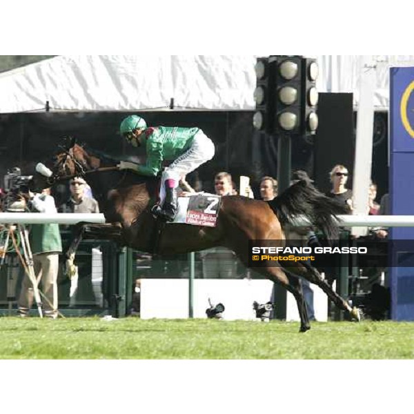 Christophe Soumillon flying after the post with Zarkava Paris Lonchamp, 7th october 2007 ph. Stefano Grasso