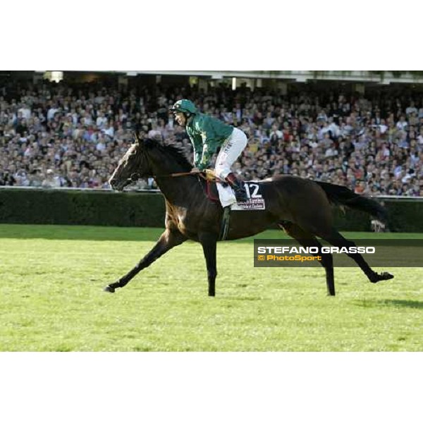 Frankie Dettori comes back on Authorized after the Arc de Triomphe Paris Lonchamp, 7th october 2007 ph. Stefano Grasso