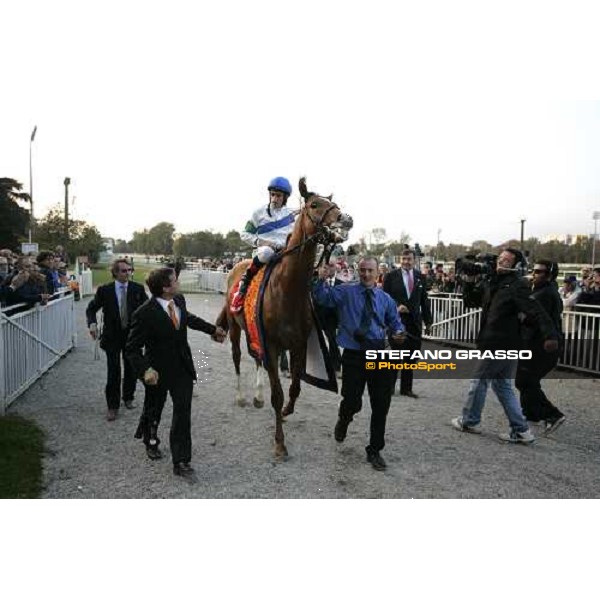 Andreas Starke on Schiaparelli enters the winner cirlcle with Peter Schiergen after winning the Gran Premio del Jockey Club Milano San Siro, 14th october 2007 ph. Stefano Grasso