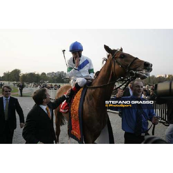 Andreas Starke on Schiaparelli enters the winner cirlcle with Peter Schiergen after winning the Gran Premio del Jockey Club Milano San Siro, 14th october 2007 ph. Stefano Grasso