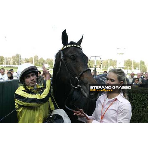 Ryan Moore congratulates with Whazzis after winning the Premio Sergio Cumani Milan San Siro , 14th october 2007 ph. Stefano Grasso