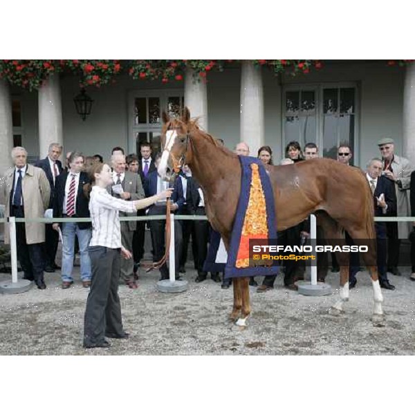 dott. Guido Melzi d\' Eril (left) looking Scintillo after the triumph in the Gran Criterium Milan San Siro , 14th october 2007 ph. Stefano Grasso