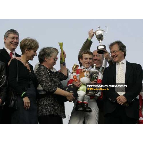 the winning connection of Scintillo with owners, trainer Richard Hannon and Ryan Moore Milan San Siro , 14th october 2007 ph. Stefano Grasso