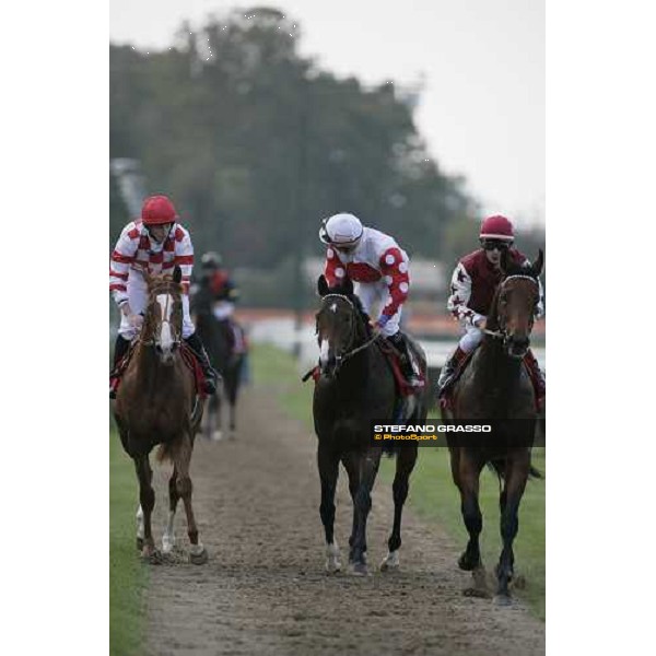 Dario Vargiu on Farrel comes back after the race speaking with Ryan Moore winner with Scintillo of The Gran Criterium Milan San Siro , 14th october 2007 ph. Stefano Grasso