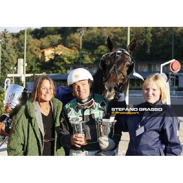 Enrico Bellei with Ghiaccio del Nord after winning the Gran Premio Cittˆ Di Trieste - Fabio Jegher and Maja JEgher Trieste, 20th october 2007 ph. Stefano Grasso