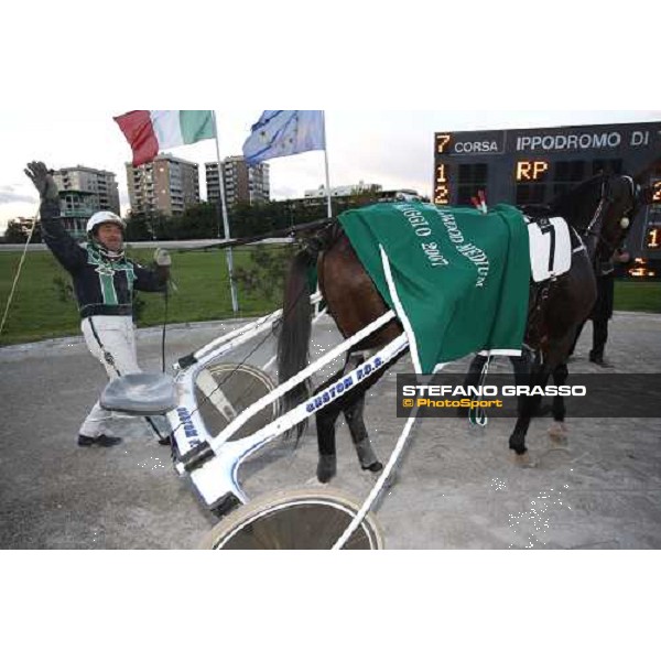 Enrico Bellei thanks the public after wining the Gran Premio Regione Friuli Venezia Giulia with ismos Fp Trieste, 20th october 2007 ph. Stefano Grasso