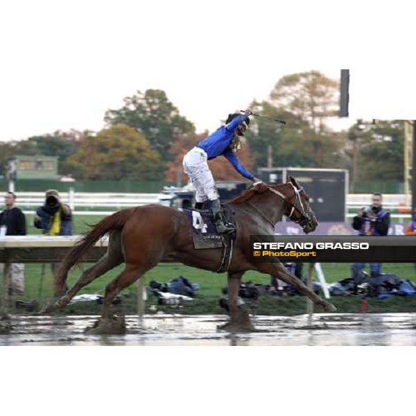 Robby Albarado on Curlin exulting after winning the Breeders\' Cup Classic at Monmouth Park racetrack Monmouth Park, 26th october 2007 ph. Stefano Grasso