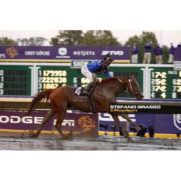 Robby Albarado on Curlin exulting after winning the Breeders\' Cup Classic at Monmouth Park racetrack Monmouth Park, 26th october 2007 ph. Stefano Grasso
