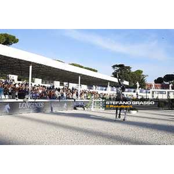 LGCT of Rome - Grand Prix - Prize giving ceremony - Evelina Tovek on Castello padres after winning LGCT Grand Prix of Rome Rome - Stadio dei Marmi, 23rd september 2017 ph.Stefano Grasso/LGCT