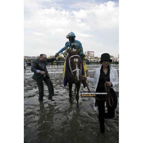 James T. Scatuorchio owner of English Channel accompanies the horse and John Velazquez in the winner circle after winning the Breeders\' Cup Turf at Monmouth Park racetrack Monmouth Park, 26th october 2007 ph. Stefano Grasso
