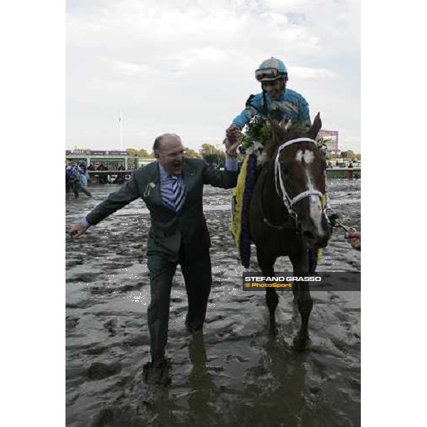 James T. Scatuorchio owner of English Channel accompanies the horse and John Velazquez in the winner circle after winning the Breeders\' Cup Turf at Monmouth Park racetrack Monmouth Park, 26th october 2007 ph. Stefano Grasso