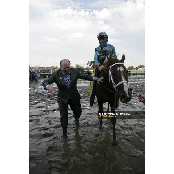 James T. Scatuorchio owner of English Channel accompanies the horse and John Velazquez in the winner circle after winning the Breeders\' Cup Turf at Monmouth Park racetrack Monmouth Park, 26th october 2007 ph. Stefano Grasso