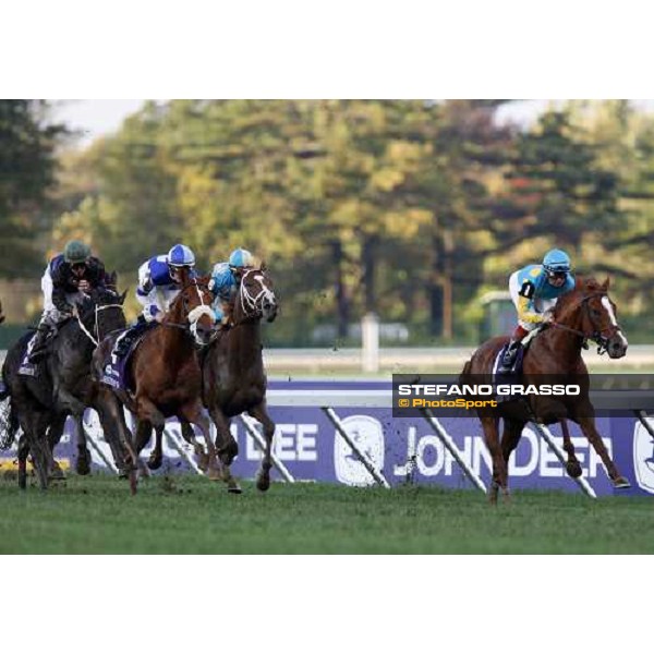 Kent Desormeaux on Fri Guy leads after the start of the Breeders\' Cup Turf at Monmouth Park racetrack , followed by Englidh Channel, Shamdinan and Transduction Gold Monmouth Park, 26th october 2007 ph. Stefano Grasso