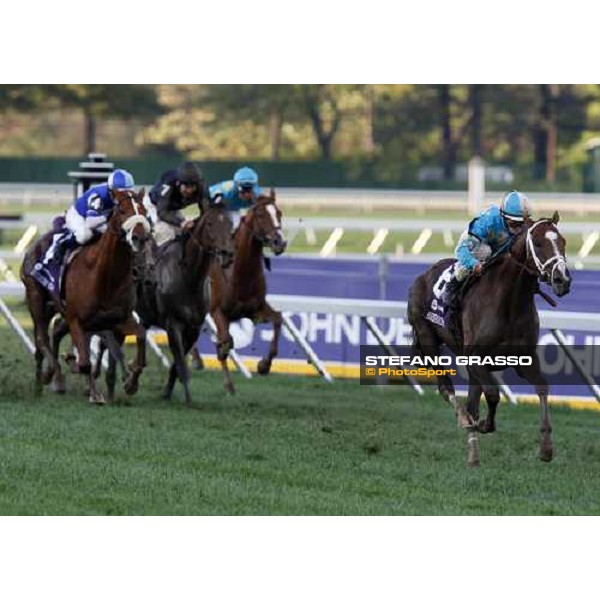 John Velazquez on English Channel flyes home in the Breeders\' Cup Turf at Monmouth Park racetrack followed by Shamdinan, Red Rocks and Dylan Thomas Monmouth Park, 26th october 2007 ph. Stefano Grasso