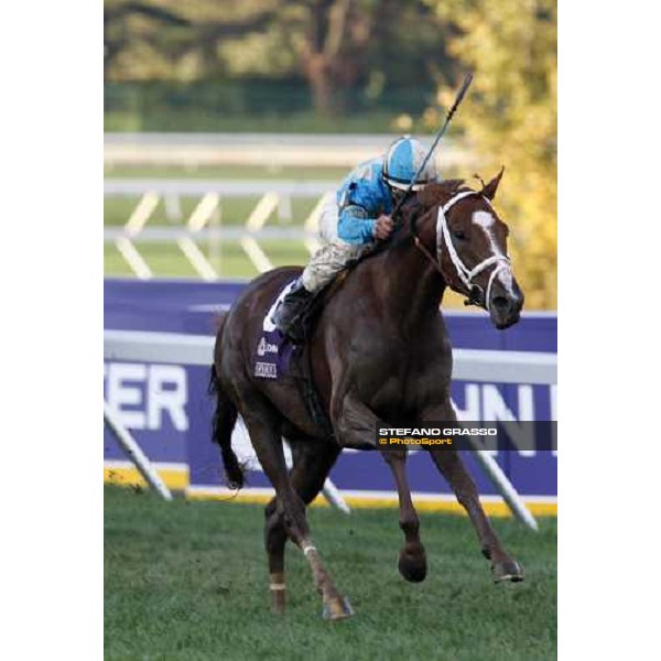John Velazquez on English Channel flyes home in the Breeders\' Cup Turf at Monmouth Park racetrack Monmouth Park, 26th october 2007 ph. Stefano Grasso
