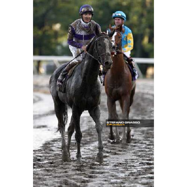 ankie Dettori comes back on Red Rocks after the 3rd place in the Breeders\' Cup Turf at Monmouth Park racetrack Monmouth Park, 26th october 2007 ph. Stefano Grasso