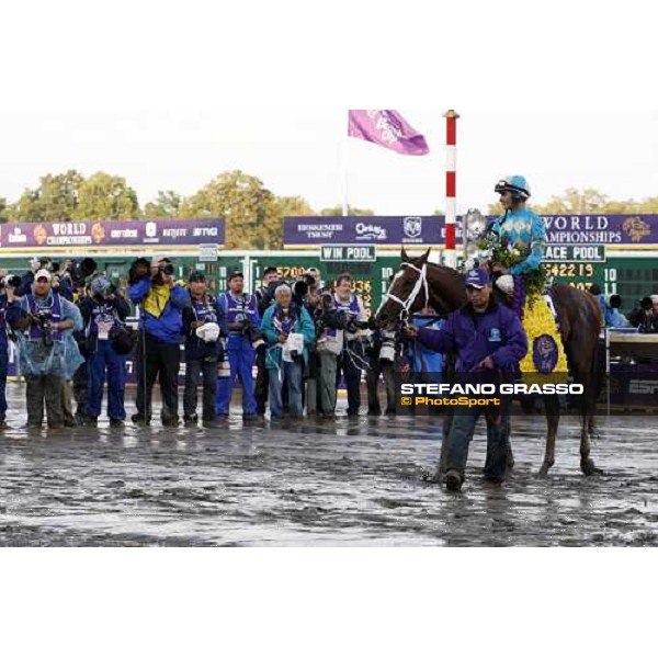 John Velazquez parades on English Channel after winning the Breeeder\'s Cup Turf at Monmouth Park racetrack Monmouth Park, 27th october 2007 ph. Stefano Grasso