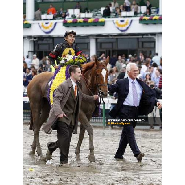 Rafael Bejarano exults on Ginger Punch after winning the Breeders\' Cup Distaff at Monmouth Park racetrack. Frank Stronach in blue jacket. Monmouth Park, 27th october 2007 ph. Stefano Grasso