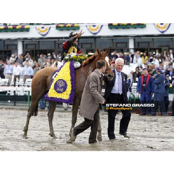 Rafael Bejarano exults on Ginger Punch after winning the Breeders\' Cup Distaff at Monmouth Park racetrack. Frank Stronach in blue jacket. Monmouth Park, 27th october 2007 ph. Stefano Grasso