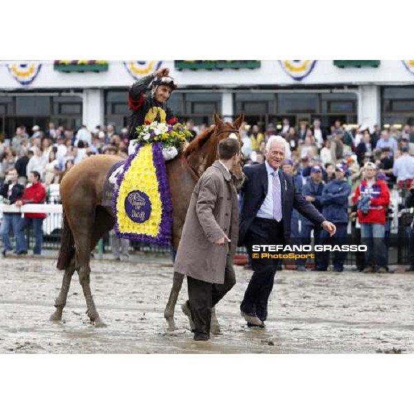 Rafael Bejarano exults on Ginger Punch after winning the Breeders\' Cup Distaff at Monmouth Park racetrack. Frank Stronach in blue jacket. Monmouth Park, 27th october 2007 ph. Stefano Grasso