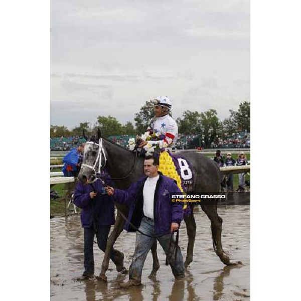 Cornelio Velasquez on Kip Deville after winning the Breeders\' Cup Mile at Monmouth Park racetrack Monmouth Park, 27th october 2007 ph. Stefano Grasso