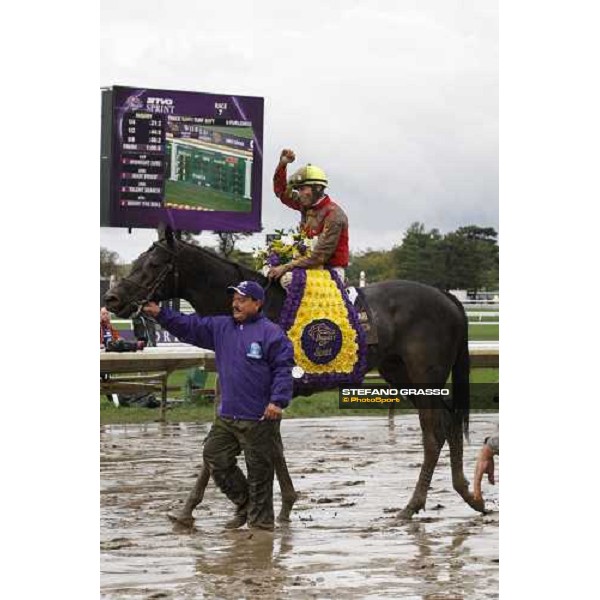 Garrett Gomez parades on Midnight Lute after winning the Breeders\' Cup Sprint at Moonmouth Park racetrack Moonmouth Park, 27th october 2007 ph. Stefano Grasso