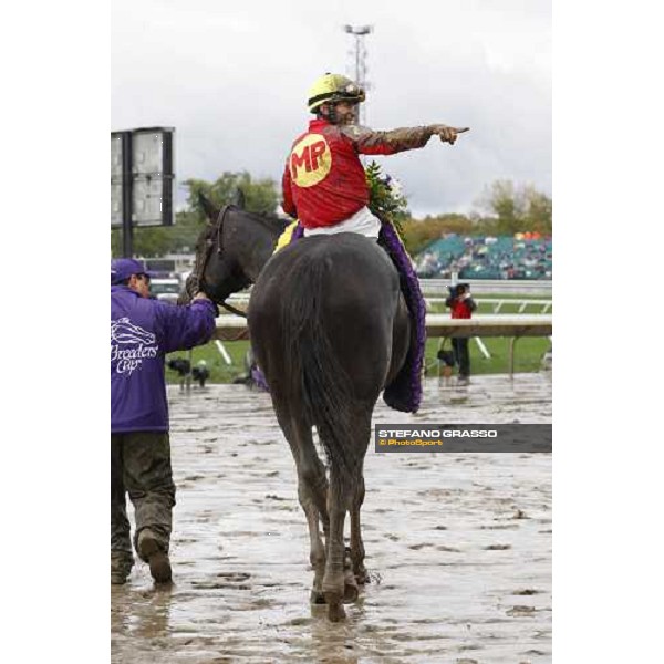 Garrett Gomez parades on Midnight Lute after winning the Breeders\' Cup Sprint at Moonmouth Park racetrack Moonmouth Park, 27th october 2007 ph. Stefano Grasso