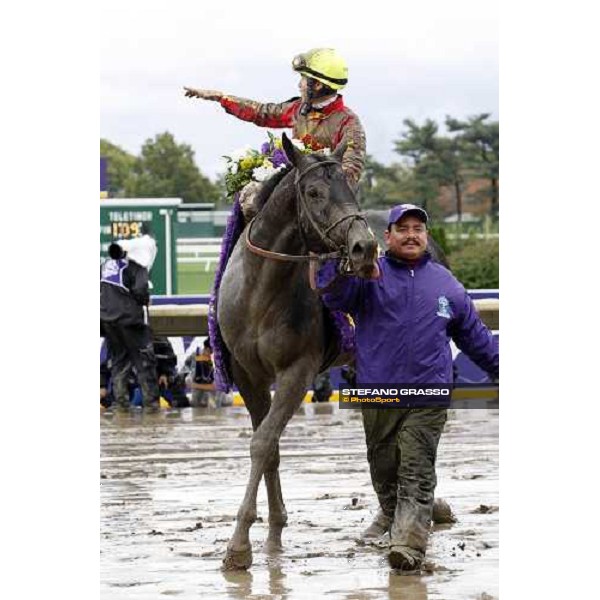 Garrett Gomez parades on Midnight Lute after winning the Breeders\' Cup Sprint at Moonmouth Park racetrack Moonmouth Park, 27th october 2007 ph. Stefano Grasso