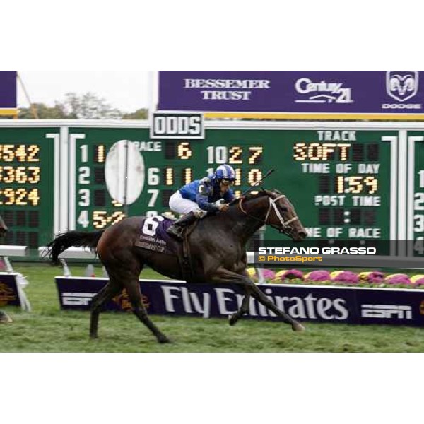 Alan Garcia wins on Lahudood the Breeders\' Cup Filly and Mare Turf at Monmouth Park racetrack Monmouth Park, 26th october 2007 ph. Stefano Grasso