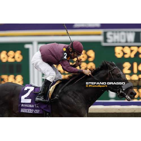 Cornelio Velasquez on War Pass wins the Breeeder\'s Cup Juvenile at Monmouth Park racetrack Monmouth Park, 27th october 2007 ph. Stefano Grasso