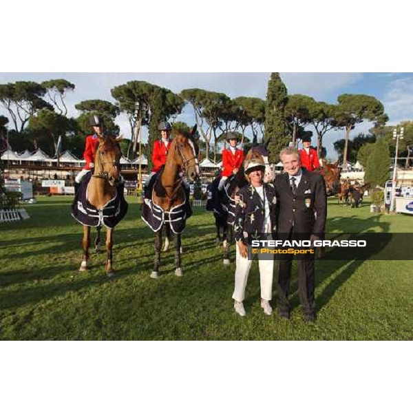 Cesare Croce, President of Federazione Italiana Salto Ostacoli and Usa Team at the prize ceremony Rome Piazza di Siena 28th may 2004 ph.Stefano Grasso