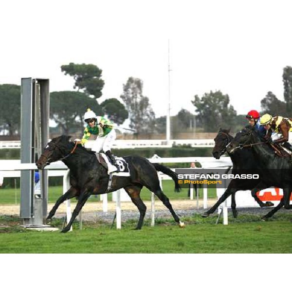Neil Callan on Pressing exulting after winning the Premio Roma At The Races followeb by Monachesi and Boris De Deauville Roma, 4th november 2007 ph. Stefano Grasso