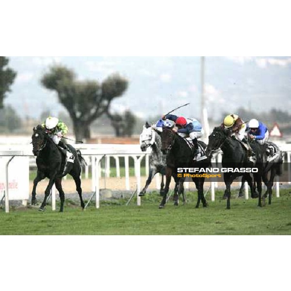 at last fewm meters to the line Neil Callan on Pressing leads on Monachesi, Boris de Deauville, Cherry Mix and Vol de Nuit and wins the Premio Roma At The Races Roma, 4th november 2007 ph. Stefano Grasso