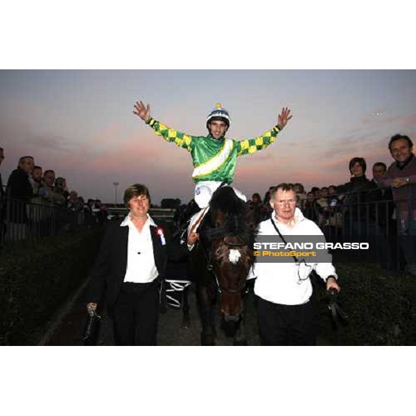 Neil Callan on Pressing exulting after winning the Premio Roma At The Races Roma, 4th november 2007 ph. Stefano Grasso