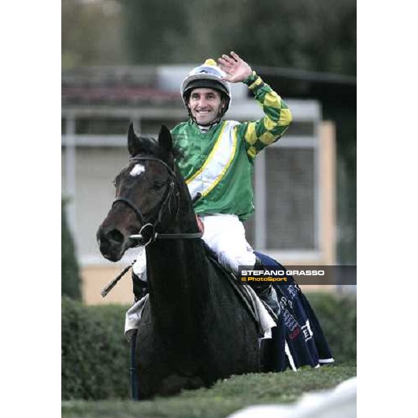 Neil Callan exulting on Pressing after winning the Premio Roma At The Races Roma, 4th november 2007 ph. Stefano Grasso