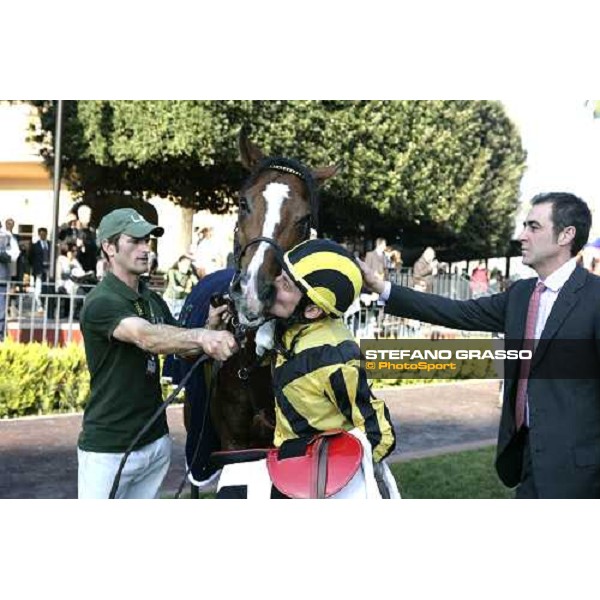 a kiss to Dream Impact by Germano Marcelli after winning the Premio Carlo e Francesco Aloisi with Luigi Riccardi at right Roma, 4th november 2007 ph. Stefano Grasso