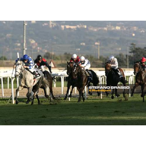 Endo Botti on Santiago leads the group at last few meters to the line and wins the Premio Ribot Roma, 4th november 2007 ph. Stefano Grasso