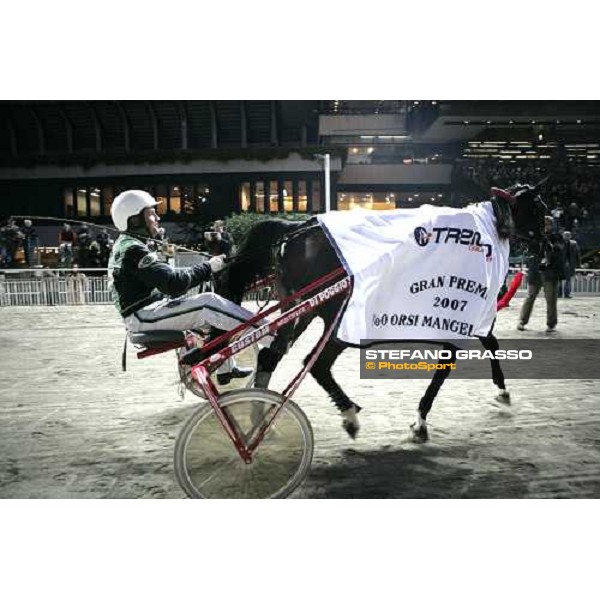 Enrico Bellei with Idole di Poggio parades after winning the Gran Premio Orsi Mangelli - Filly Milan, 1st nov. 2007 ph. Stefano Grasso