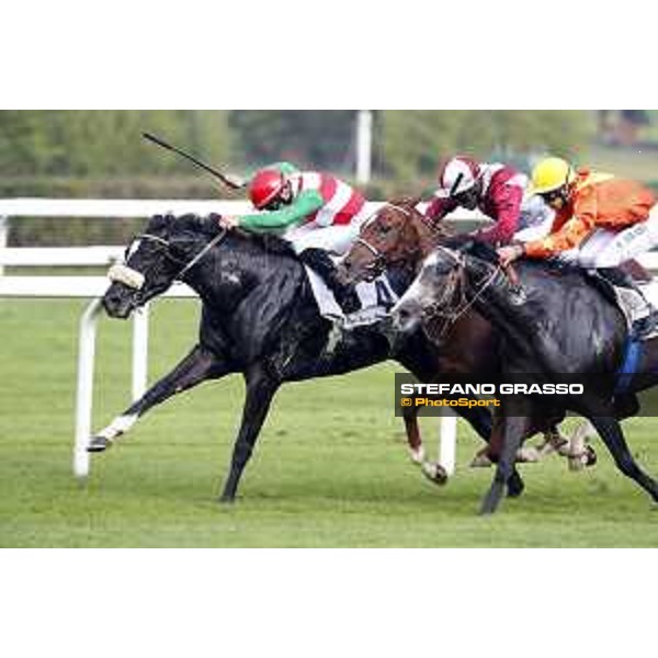 Dario Vargiu on Summer Festival wins the Premio Campobello beating Wiesenbach and Poldi\'s Liebling Milano - San Siro racecourse 22nd octiber 2017 - ph.Stefano Grasso