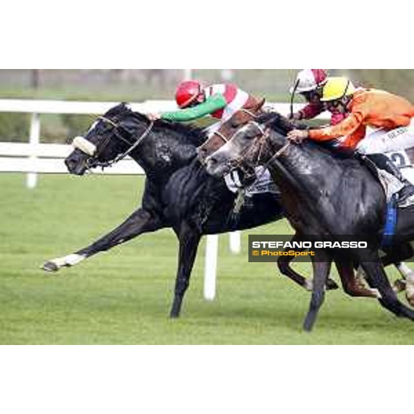 Dario Vargiu on Summer Festival wins the Premio Campobello beating Wiesenbach and Poldi\'s Liebling Milano - San Siro racecourse 22nd octiber 2017 - ph.Stefano Grasso