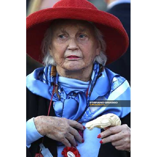a racegoer at Capannelle racetrack Rome, 4th nov. 2007 ph. Stefano Grasso