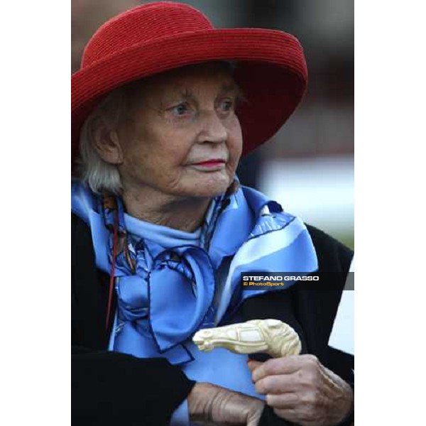 a racegoer at Capannelle racetrack Rome, 4th nov. 2007 ph. Stefano Grasso