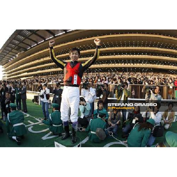 Yutaka Take winner of the Japan Cup Dirt 2007 exults in front of the crowd at the Fuchu grandstand Tokyo- Fuchu, 24th nov. 2007 ph.Stefano Grasso