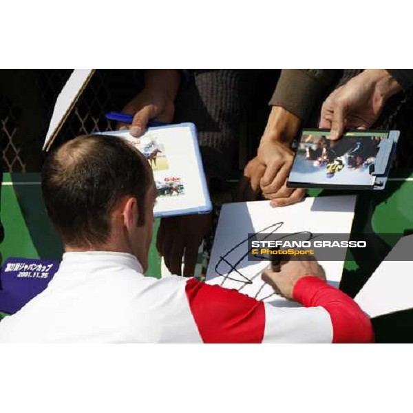 Olivier Peslier signs autographs after winning a race at Fuchu racecourse Tokyo-Fuchu, 24th nov. 2007 ph. Stefano Grasso