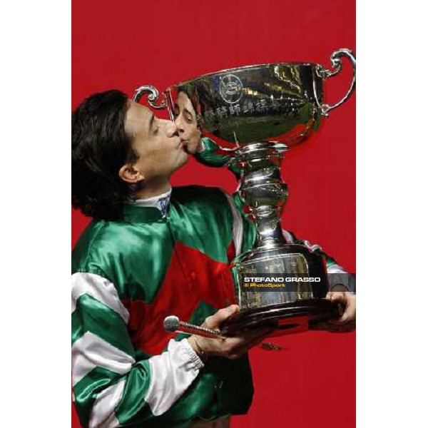 Douglas White kisses the Cup after winning the Cathay Pacific International Jockey\'s Championship at Happy Valley Hong Kong, 5th dec. 2007 ph. Stefano Grasso