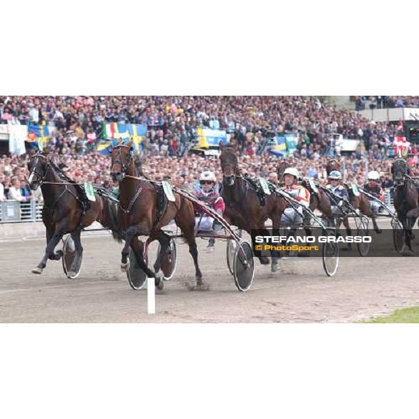 040530 Kanal 75 Media. Elitloppet varvet kvar till mål. Fri publ t o m 040606. Foto: Lars Jakobsson