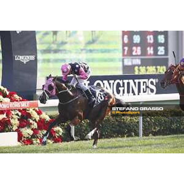 LHKIR - Longines Hong Kong Mile - K C Leung on Beauty Generation wins race 7 Hong Kong,10th dec. 2017 Ph.Stefano Grasso/Longines
