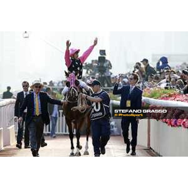LHKIR - Longines Hong Kong Mile - K C Leung on Beauty Generation wins race 7 Hong Kong,10th dec. 2017 Ph.Stefano Grasso/Longines