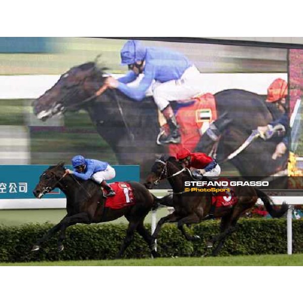 Frankie Dettori on Ramonti wins the Cathay Pacific Kong Kong Cup beating Mick Kinane on Viva Pataca Hong Kong, Sha Tin racetrack, 9th dec. 2007 ph. Stefano Grasso
