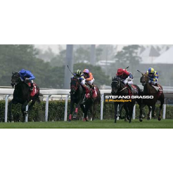 Frankie Dettori on Ramonti and Mick Kinane on Viva Pataca fight for the glory in the Cathay Pacific Hong Kong Cup Hong Kong, Sha Tin racetrack, 9th dec. 2007 ph. Stefano Grasso
